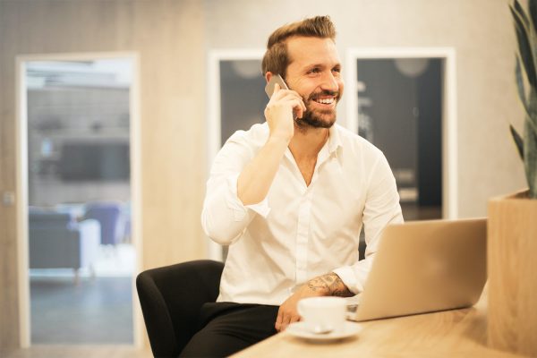 homme-entrepreneur-sourire-telephone